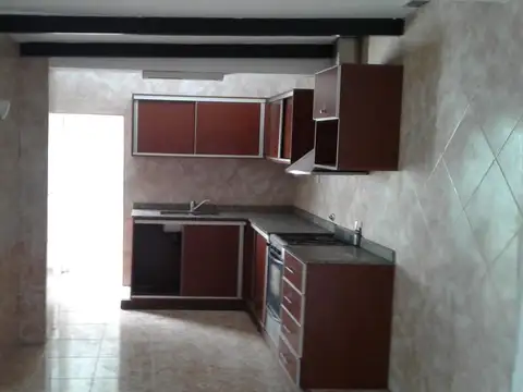 Arroyito, pasillo único, 2 dormitorios, patio con parrillero, terraza.-