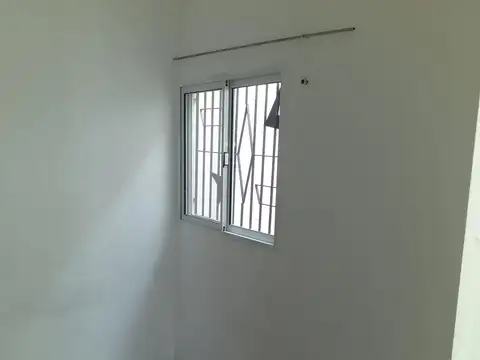 Arroyito, pasillo único, 2 dormitorios, patio con parrillero, terraza.-