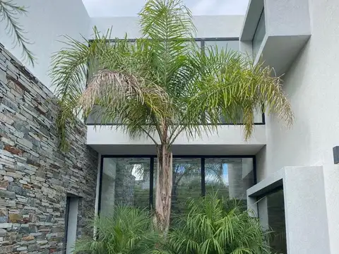 Casa 7 ambientes con 5 baños