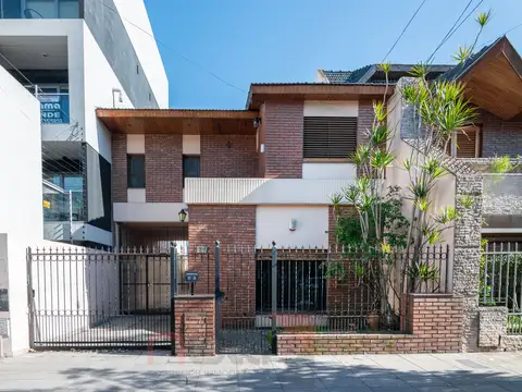 CASA EXCELENTE UBICACION  LOTE DE 8.68 X 53