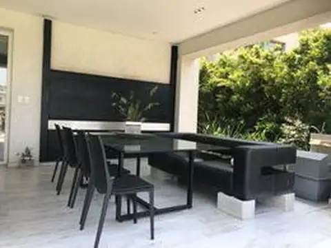 Casa en Alquiler Temporal con 1 cochera