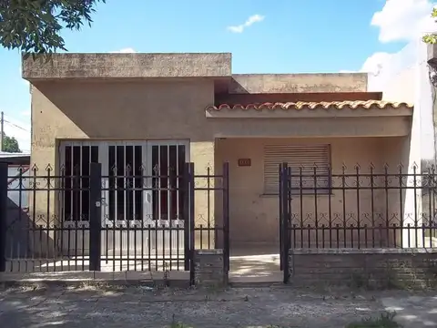 Venta Casa Centrica.Con Servicios.Excelente Oportunidad