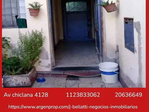 Casa de10 ambientes en Venta en Pompeya.Necesita arreglos.
