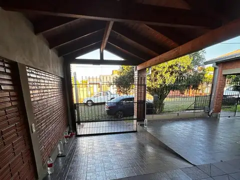 C1103 - CASA REMODELADA EN VENTA Z/ AV. FANGIO