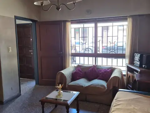 VENTA ECHESORTU ESQUINA  CATAMARCA Y AV FRANCIA .CASA TRES DORMITORIOS PATIO COCHERA