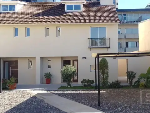 Venta Tríplex a estrenar 6 ambientes jardín en L , parrilla , dos cocheras en Tigre