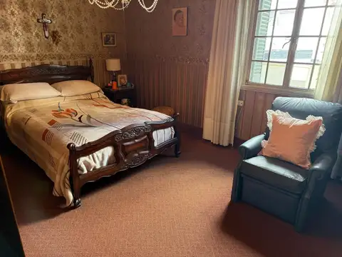 5 amb. patio parr. 2 plantas muy buen estado gral.