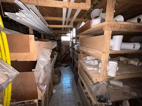 AMPLIO LOCAL CON VIVIENDA SOBRE CALLE 8