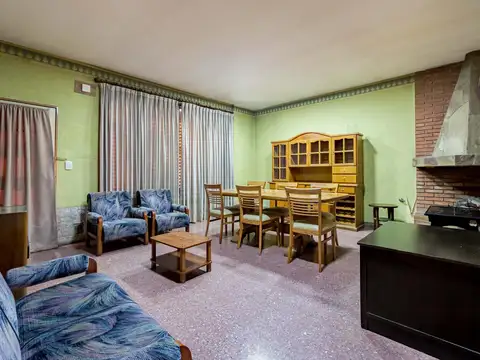 Venta - Casa al frente 2 dormitorios con patio y cochera en Echesortu Rosario