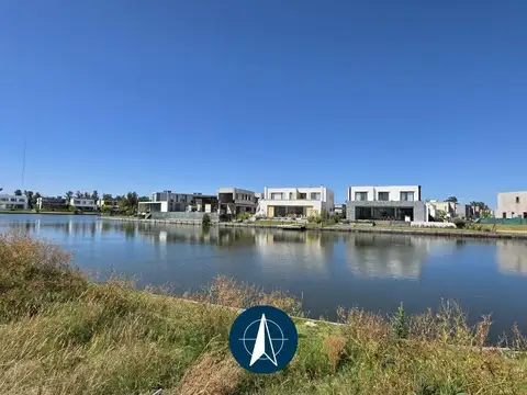 Terreno en venta al lago en barrio Laguna Grande, Villanueva, Tigre
