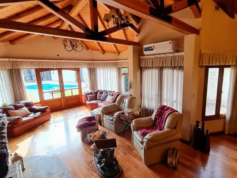 Casa en Venta con 3 cocheras