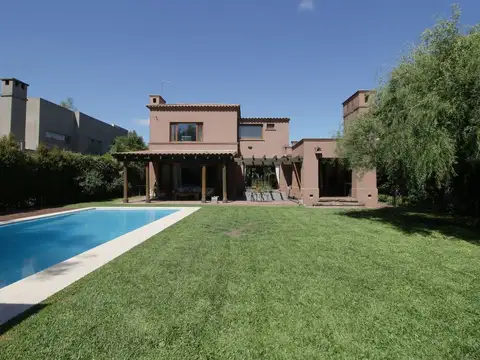 BARRIO VILLA OLIVOS - CASA EN VENTA