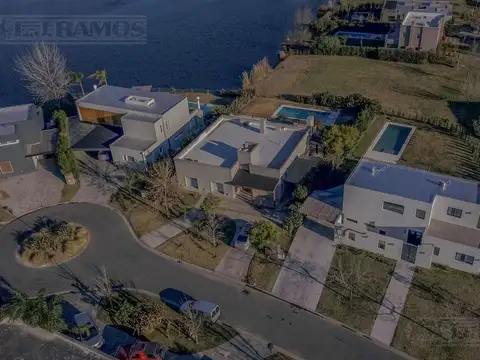 Casa 4 ambientes con increible vista en Canton Puerto - Escobar -PG