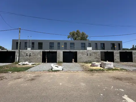 Dúplex en Venta. 3 dormitorios, patio con parrilla, cochera. Barrio Puerta del Sol, Campana