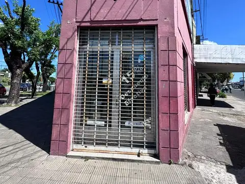 Local de 120 m2, en Villa Gobernador Galvez, 3 baños excepcional esquina.