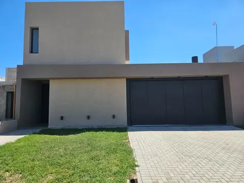 CASA 3 DORMITORIOS 3 BAÑOS AMPLIO PATIO COCHERA DOBLE