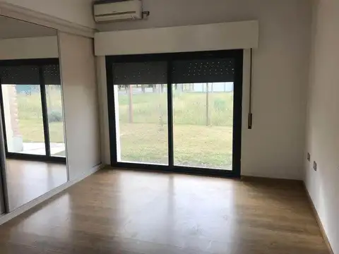 Casa nueva sobre amplio terreno en San Jorge