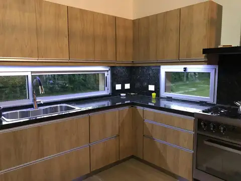 Casa 6 ambientes con 3 baños