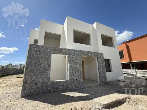 Casa en Venta con 4 cocheras