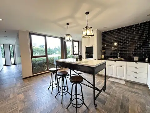 Casa 5 ambientes con 6 baños