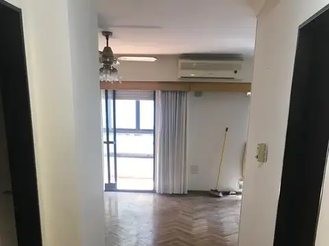 Mendoza al 500.SEMIPISO.Depart 2 dormitorios con posibilidad de cochera.2 baños. Ventilación cruzada