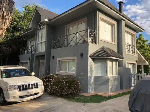 Casa en venta - 3 Dormitorios 4 Baños 1 Cochera - 780Mts2 - Campos de Álvarez, Moreno