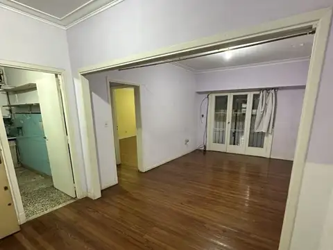 DPTO 2 AMB. 1 PISO POR ESCALERA  AMPLIO CONTRAFRENTE SOBRE AVENIDA