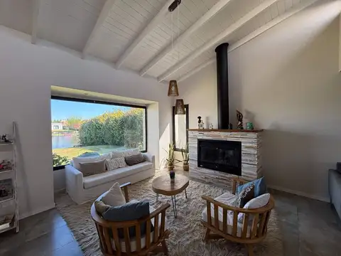 Casa en Alquiler con 2 cocheras