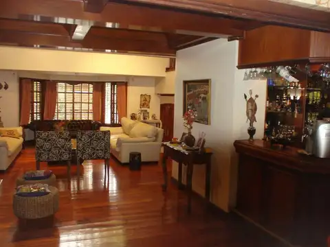 Excelente residencia - en Belgrano R- ideal uso familiar o embajada-jardín y piscina.