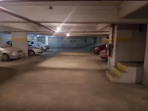 Venta de cochera cubierta en Flores