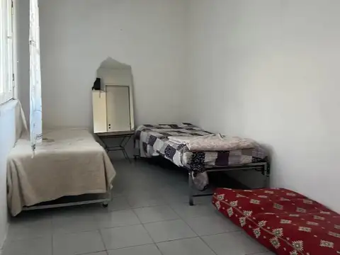 Casa en planta alta con locales en pleno barrio San Carlos