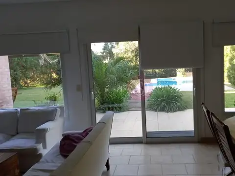 Casa en Alquiler con 6 cocheras