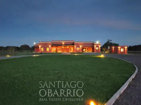 Lindísima casa en Venta de 600m2 construidos en el Argentino Farm Club de Luján 100