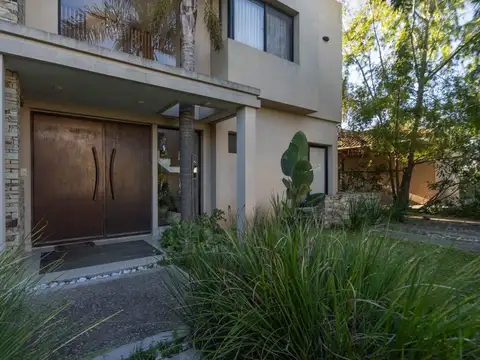 Casa en Alquiler con 4 cocheras