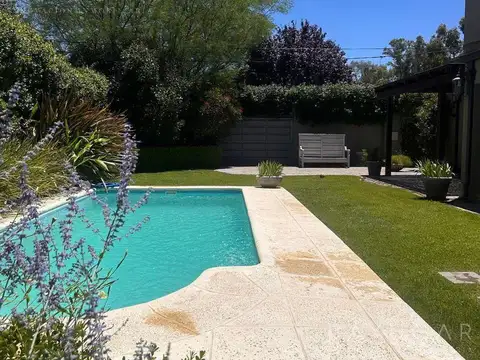 Casa 8 ambientes con 3 baños