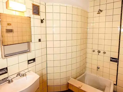 VENTA - 1 AMBIENTE - FRENTE CON BALCON - A RECICLAR