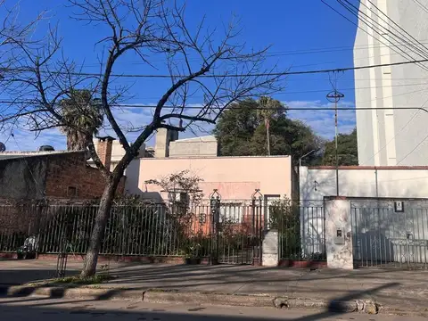 VENTA CASA a refaccionar c/ amplio terreno- Centro