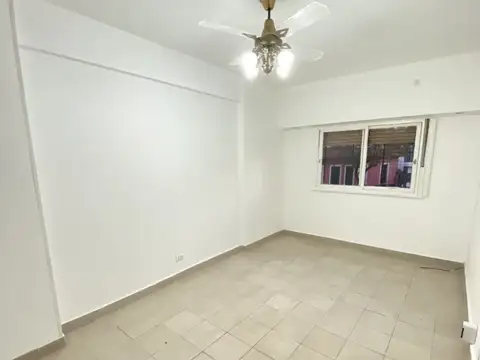 3 AMB 50 MTS TOT, FTE BALCÓN, PLACARD EMPOTRADO, COC. INDPTE, BAÑO C/DUCHA Y ESP. P/LAVARROPA