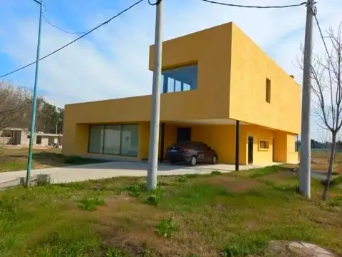 467 E/ 138 Y 141: CASA EN VENTA EN BARRIO ABIERTO LAS CAROLINAS