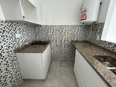 ALQUILER- Monoambiente al frente – 9° piso – Frente a la estación Caseros