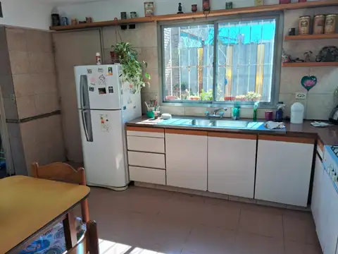 CASA CON TERRENO CONTIGUO · EXCELENTE ESTADO