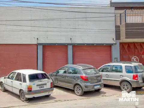 Depósito y casa de 3 ambientes con patio terraza y cochera varios autos