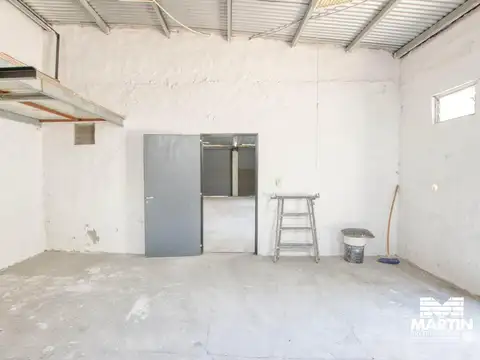 Depósito y casa de 3 ambientes con patio terraza y cochera varios autos