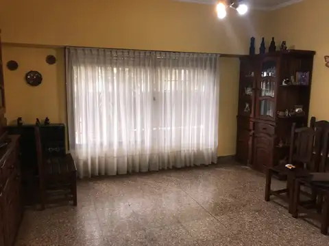 Casa 6 ambientes con 2 baños