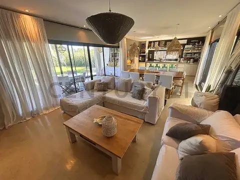 Venta de Casa de 3 Dormitorios en Barrio Cerrado  -  La Plata