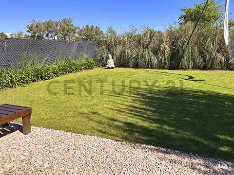 Venta de Casa de 3 Dormitorios en Barrio Cerrado  -  La Plata