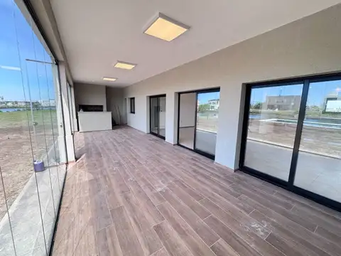 Casa en Venta con 4 cocheras