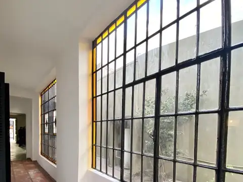 CASA EN VENTA 5 AMBIENTES CON COCHERA Y FONDO LIBRE EN HAEDO CHICO