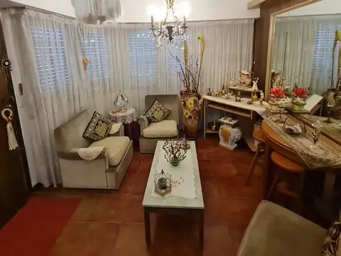Casa 4 ambientes con jardin, quincho,parrilla, terraza y entrada para 2 autos.