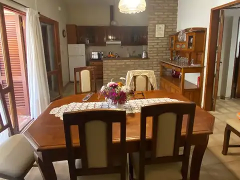 Casa 6 ambientes con 2 baños